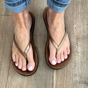 Clarks leather flip flops